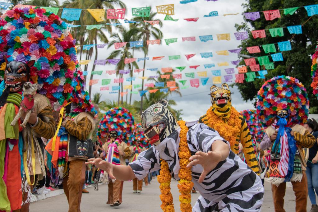 México: Personas disfrazadas participan en paseo para anunciar feria en honor a Santa Ana