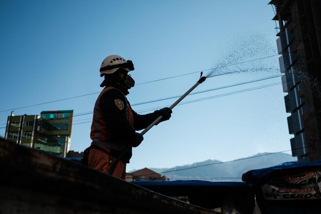 Jornada de fumigación y limpieza de una avenida en Bolivia