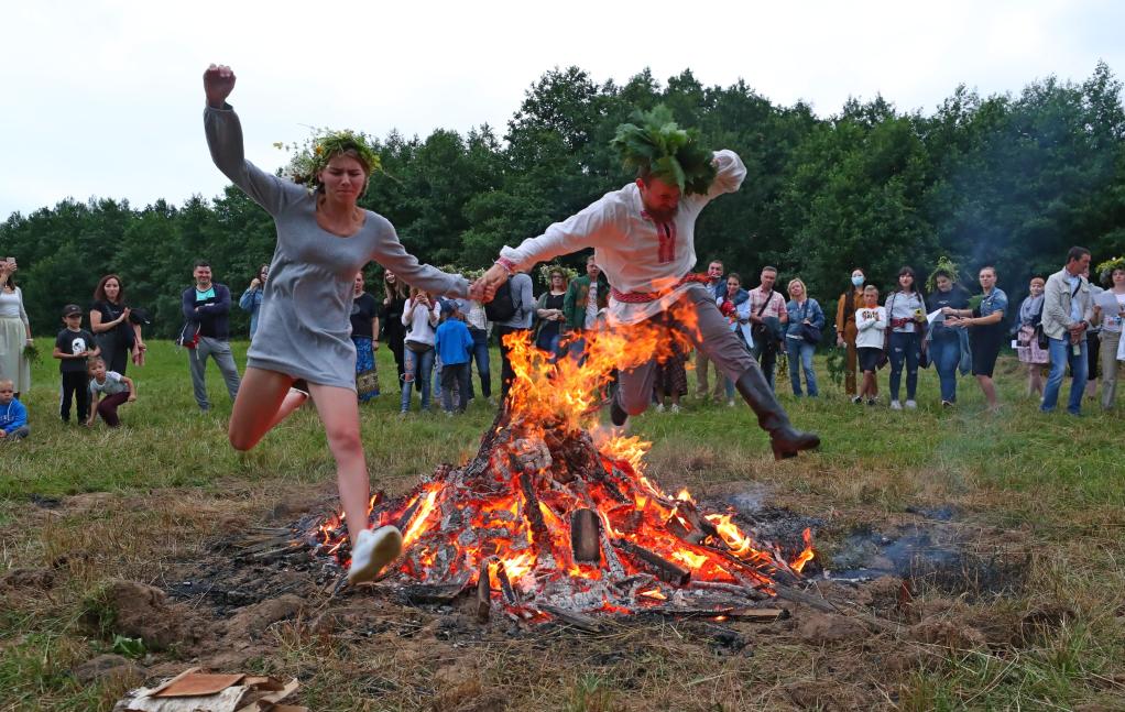 Celebraciones del Festival Iván Kupala en suburbio de Minsk, Bielorrusia