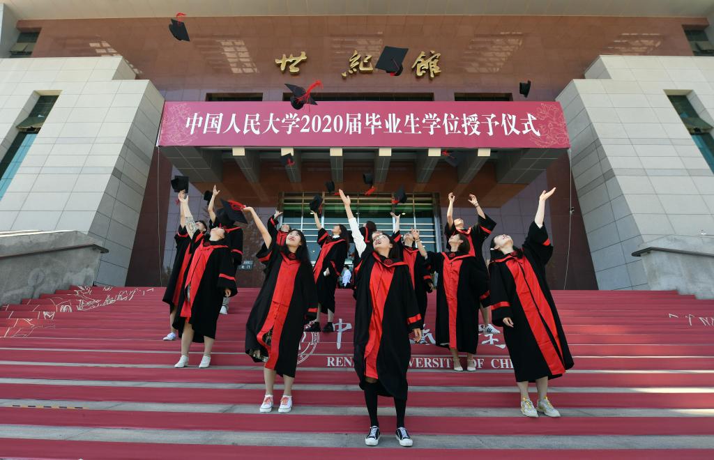 Estudiantes de clase de 2020 celebran graduación en la Universidad Renmin de China