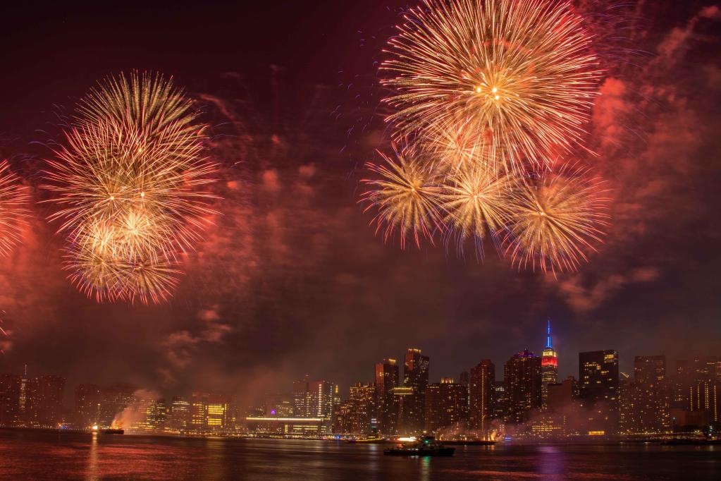 Fuegos artificiales explotan para celebrar el Día de la Independencia estadounidense en Nueva York