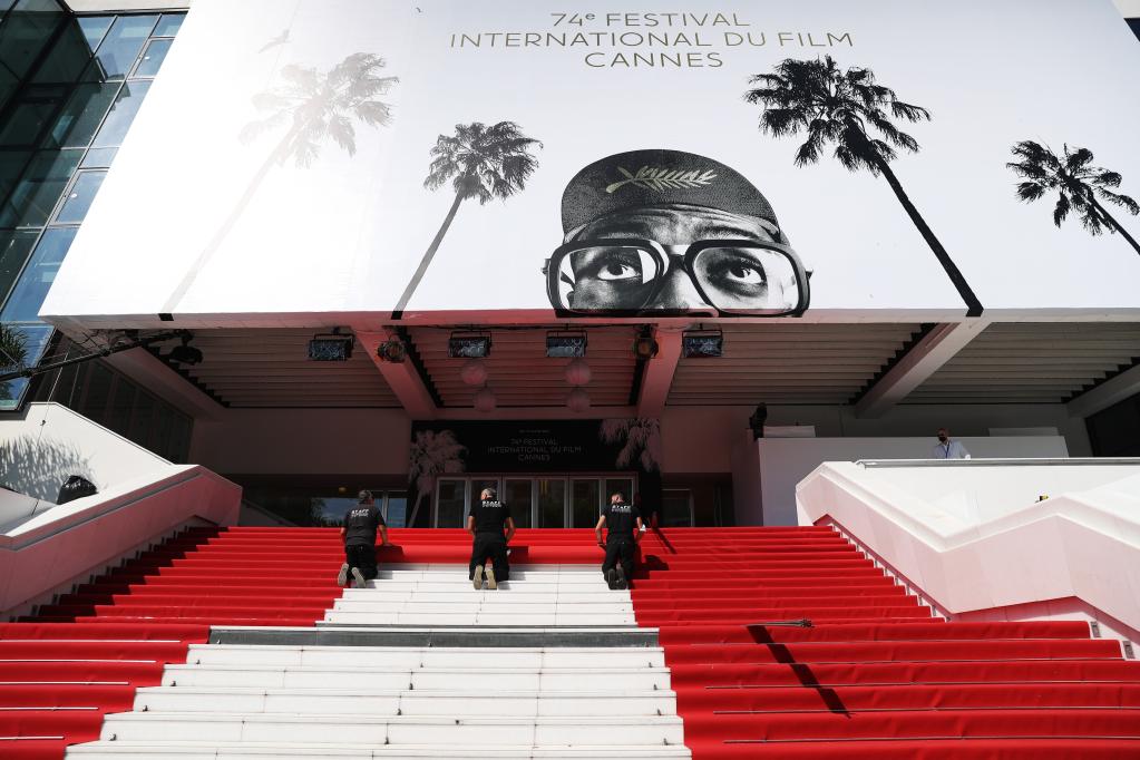 Trabajadores instalan alfombra roja previo a ceremonia de apertura del 74 Festival Internacional de Cine de Cannes