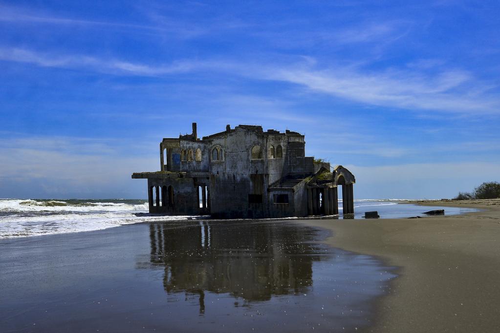Casa abandonada en playa La Puntilla en El Salvador