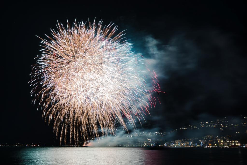 Fuegos artificiales iluminan cielo para celebrar el Matariki en Nueva Zelanda