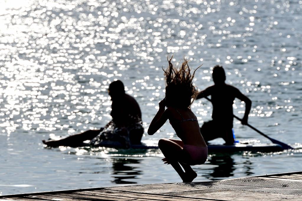 Personas disfrutan de su tiempo libre en el lago Ohrid, Macedonia del Norte