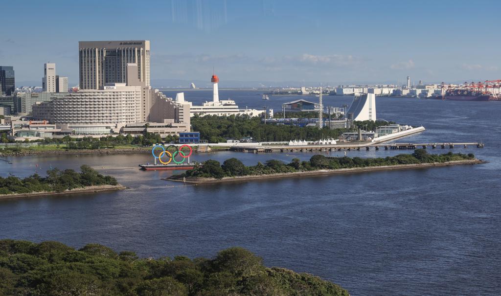 Aros olímpicos en exhibición en área de la bahía de Tokio, Japón