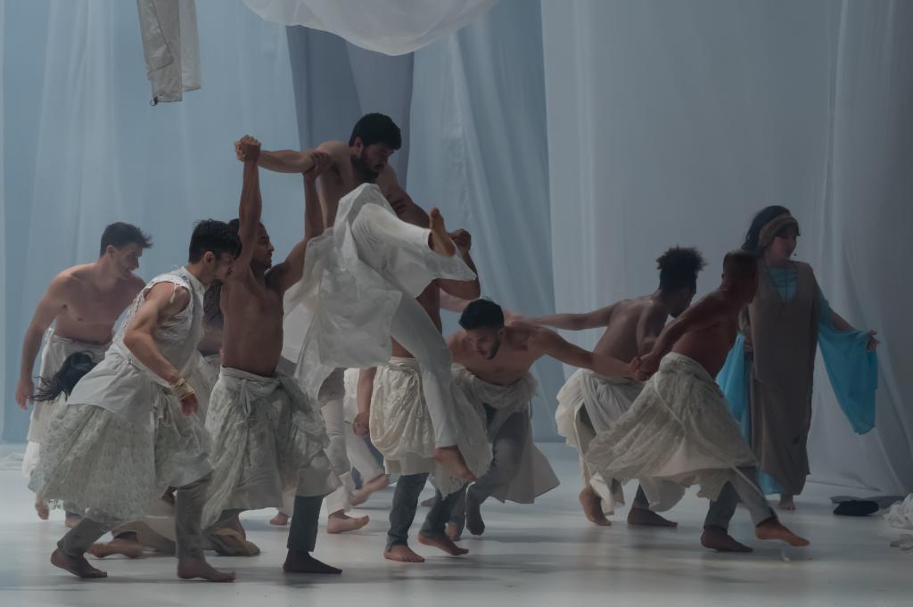 Bailarines realizan pieza de ballet blanco Odisea en Budapest