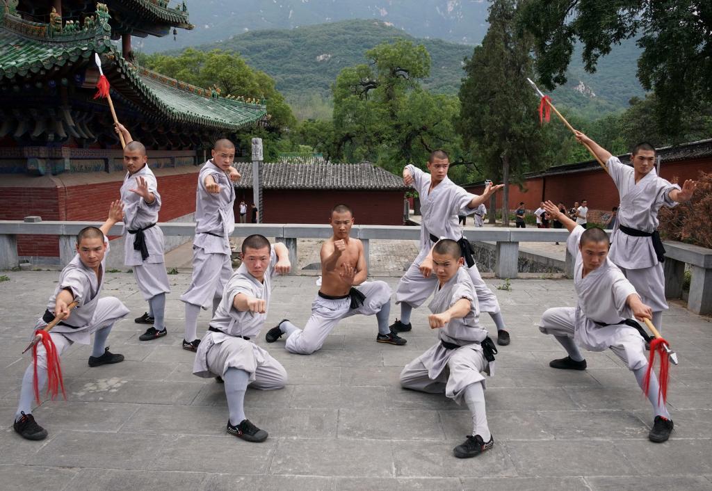 Monjes Shaolin practican artes marciales en el Templo Shaolin en Dengfeng, Henan