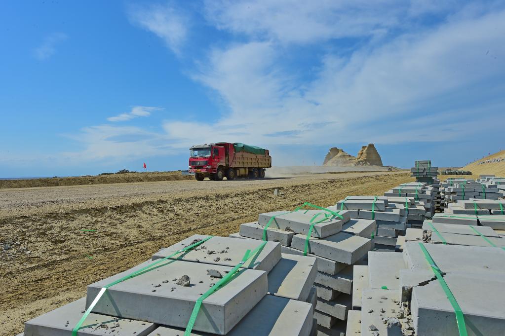 Xinjiang: Construcción de autopista en desierto