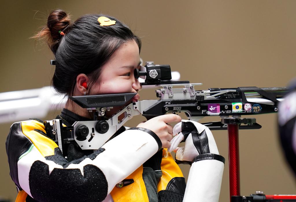 Tiradora china Yang Qian gana primera medalla de oro en Tokio 2020 en 10 metros rifle de aire femenino