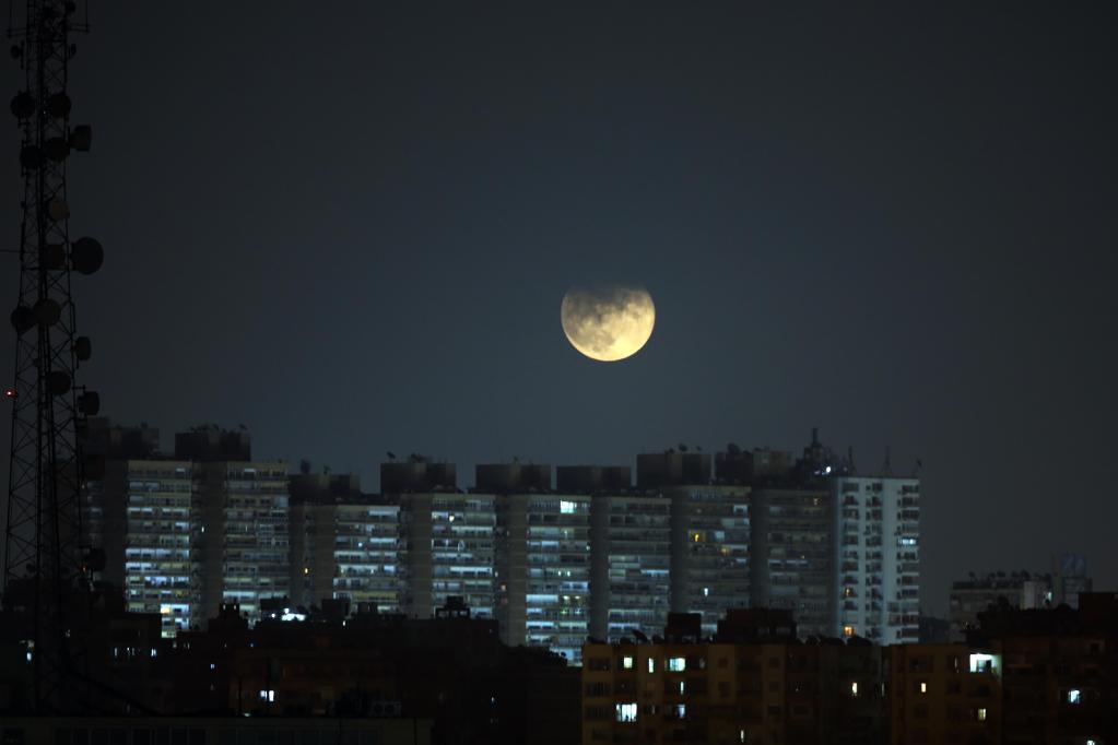 Luna llena sobre edificios en El Cairo, Egipto