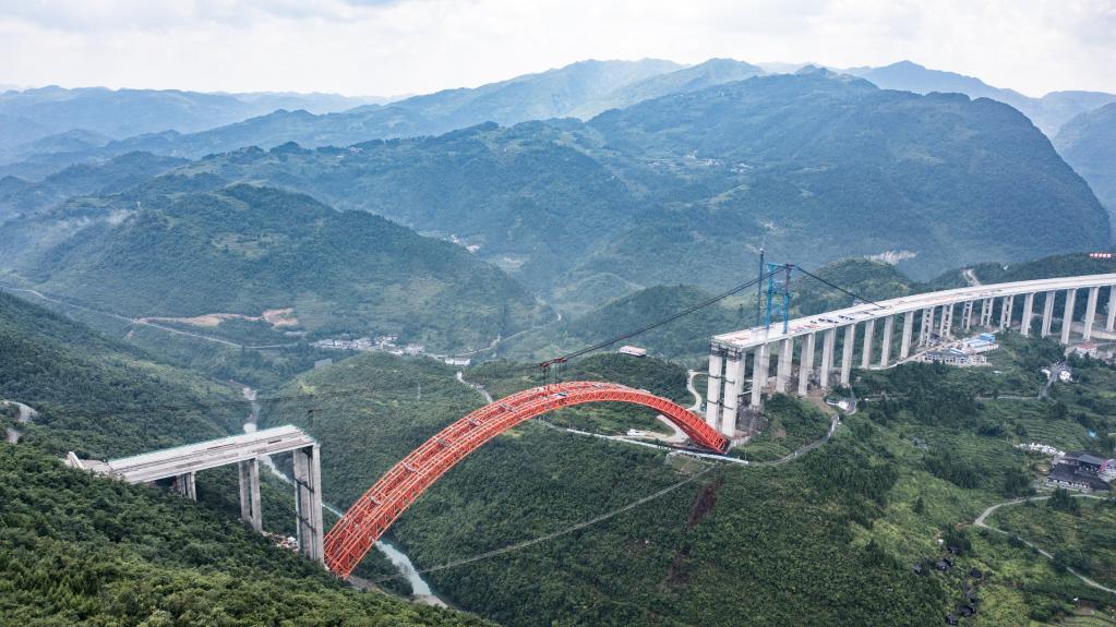 Sitio de construcción del gran puente Dafaqu de la autopista Renhuai-Zunyi en Guizhou