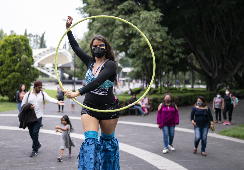 Se celebran el Día Mundial de Caminar en Zancos en la Ciudad de México