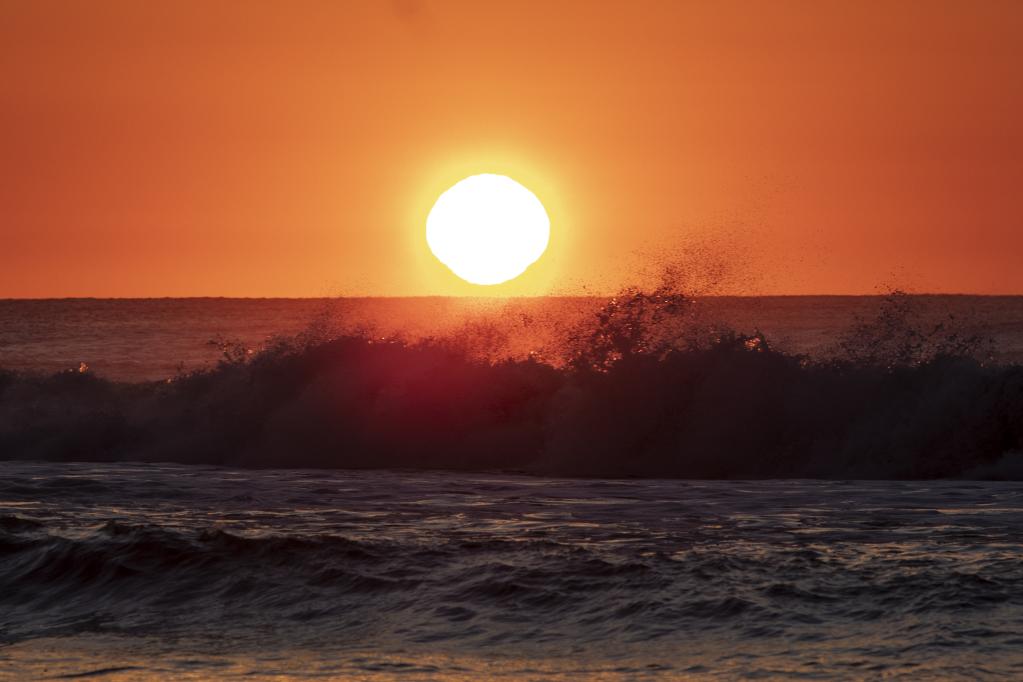Paisaje del amanecer en una playa en Pinamar, Argentina