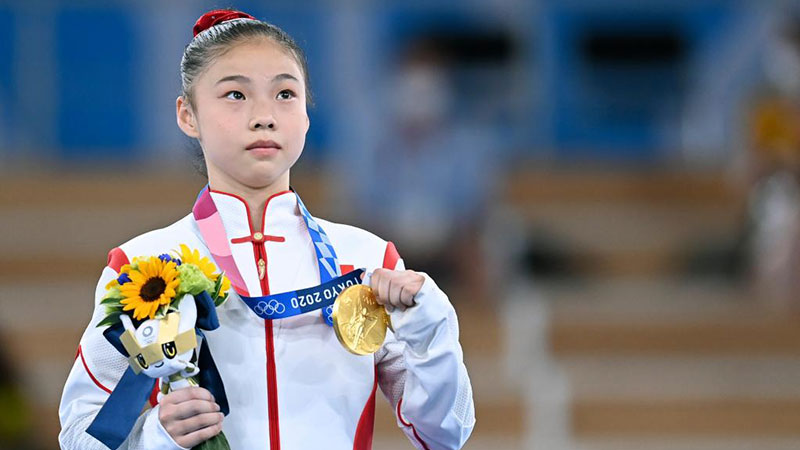 Tokio 2020: Gimnasta china Guan Chenchen gana oro en barra de equilibrio