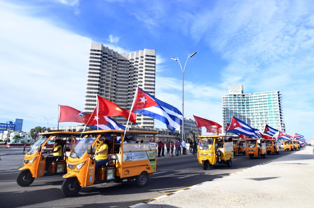 Cubanos participan en caravana popular en defensa de la paz