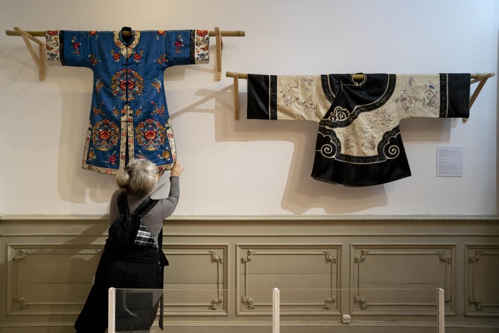 ESPECIAL: Museo de Buenos Aires acoge colorida muestra de trajes típicos de minorías étnicas de China