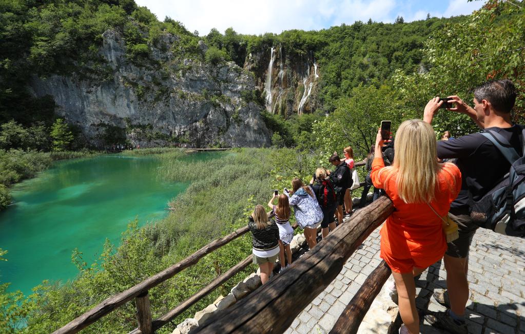 Croacia: Turistas visitan Parque Nacional de los Lagos de Plitvice