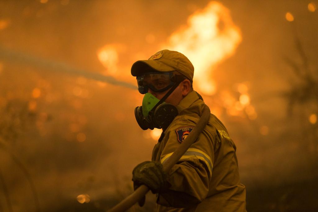 Incendios forestales continúan arrasando a través de Grecia