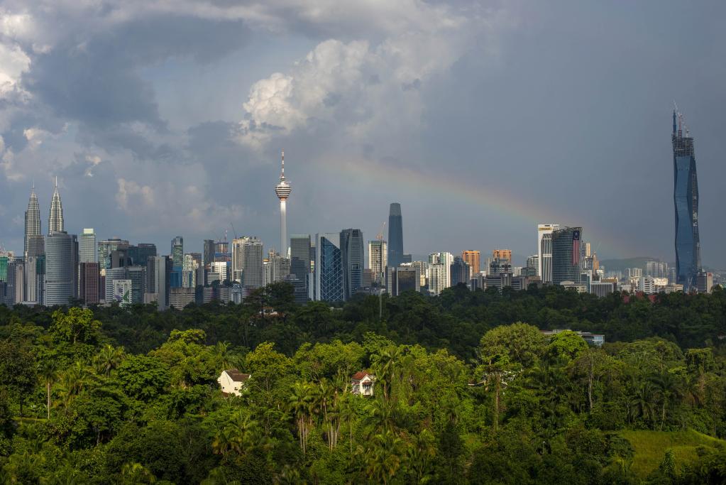 Arcoíris aparece sobre horizonte de Kuala Lumpur, Malasia