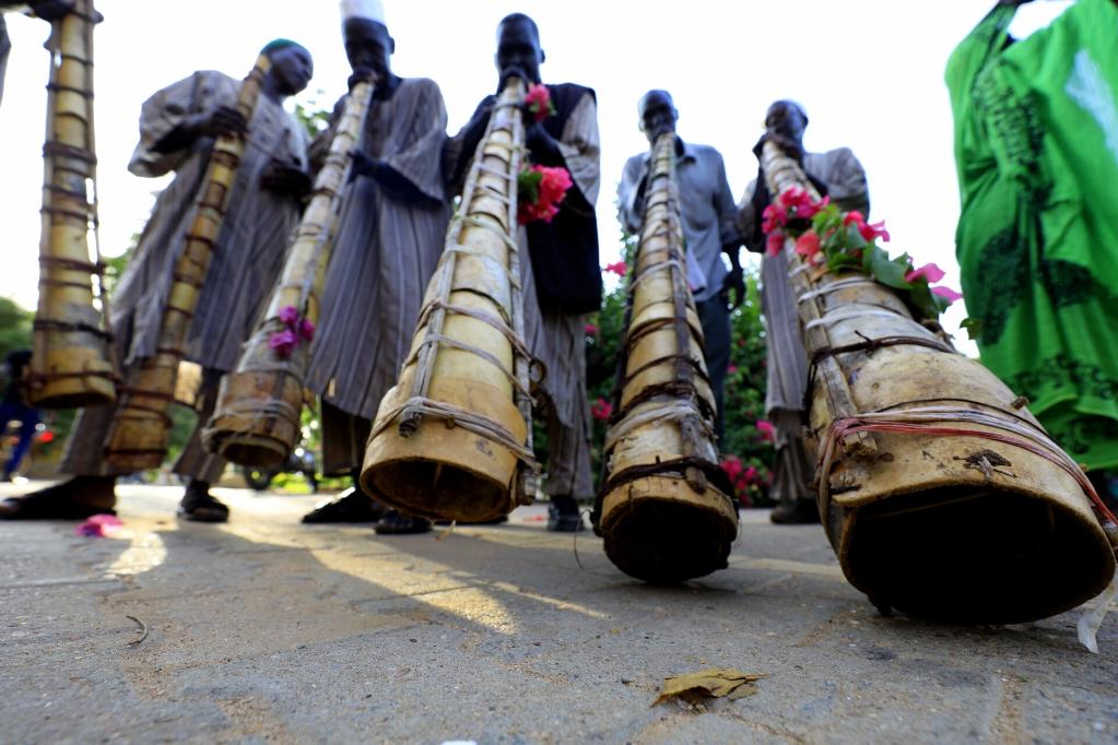Personas festejan Día Internacional de los Pueblos Indígenas en Jartum, Sudán