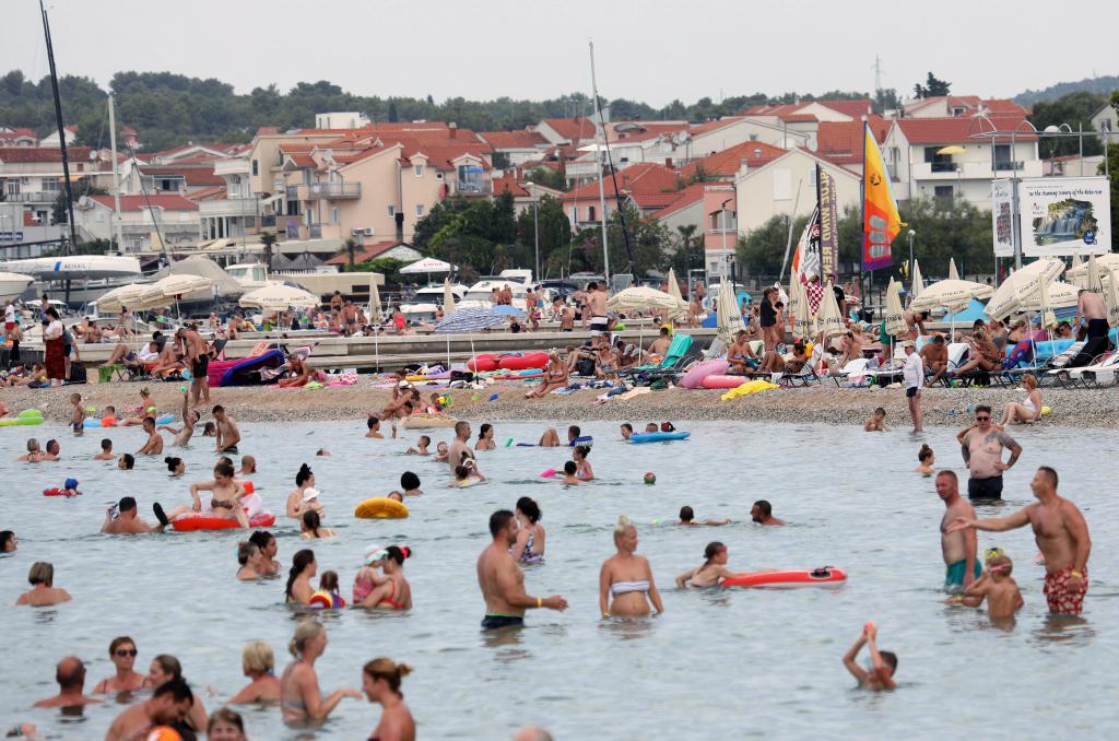 Personas pasan tiempo en playa en Vodice, Croacia