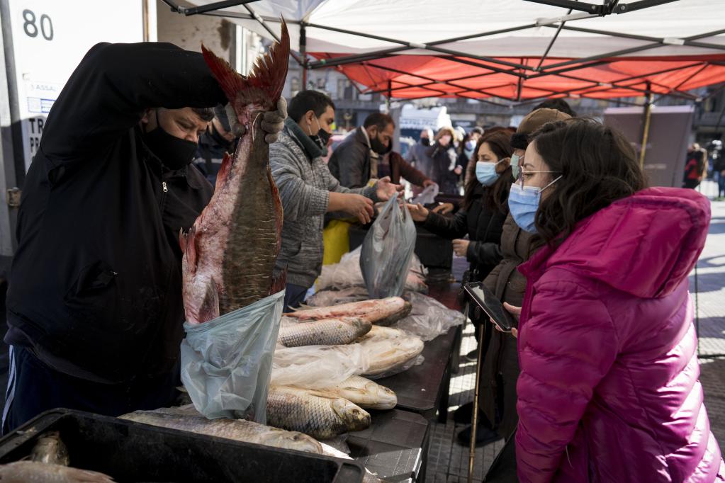 Trabajadores de distintas cooperativas de pescadores organizan "pescadazo" en Buenos Aires
