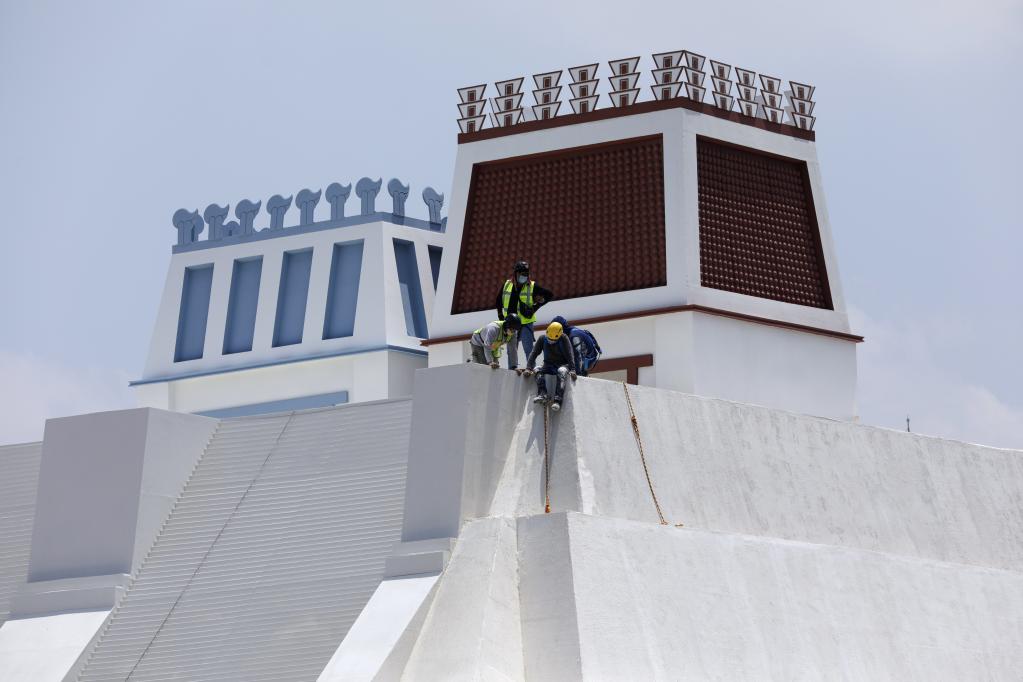 Trabajadores laboran en la instalación de la maqueta monumental del Huey Teocalli en México