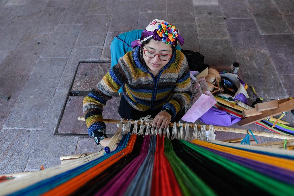 Chile: Mujeres del pueblo mapuche tejen telares en marco de ensayo para romper Récord Mundial Guinness