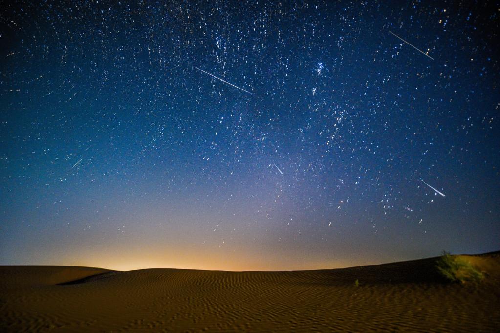 Cielo nocturno durante Lluvia de Meteoros Perseidas en Mongolia Interior
