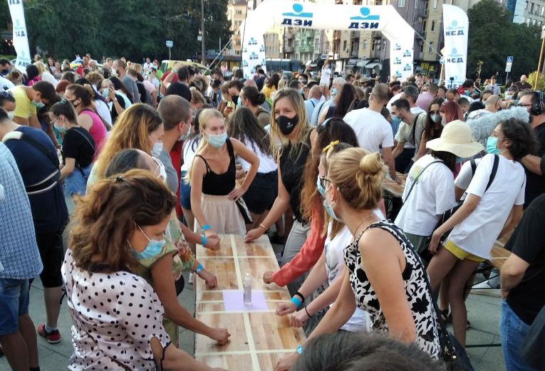 Bulgaria: Personas golpean simultáneamente sobre mesas de madera en un intento por establecer un Récord Mundial Guinness