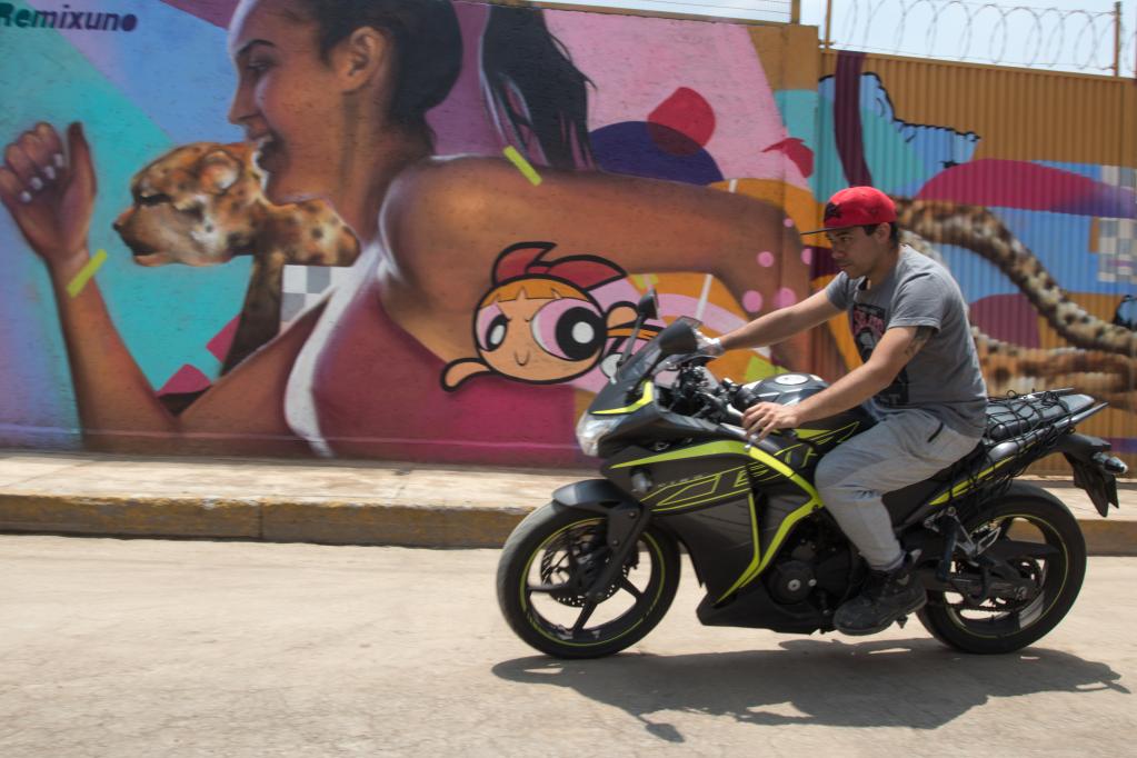 Muralista mexicano "Remixuno" realiza un mural en una barda en Ciudad de México