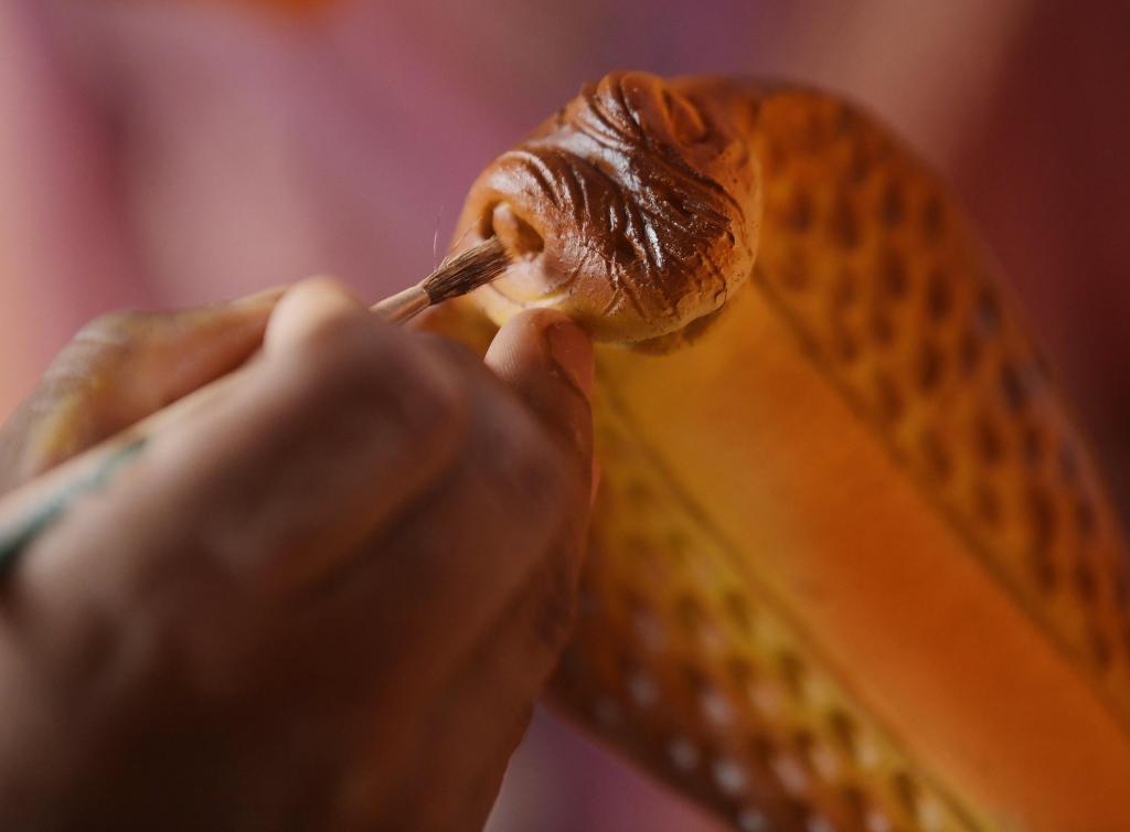 India: Artista da toques finales a modelo de serpiente
