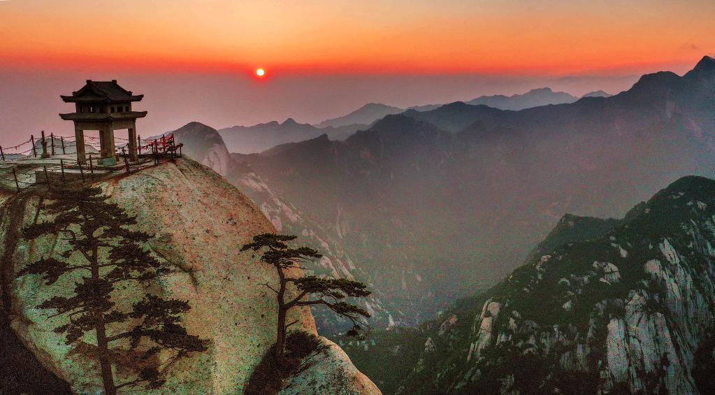 Shaanxi: Vista aérea del monte Huashan al amanecer en Weinan