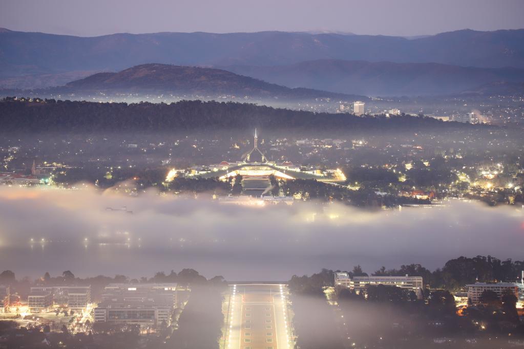 Espesa niebla en Canberra, Australia