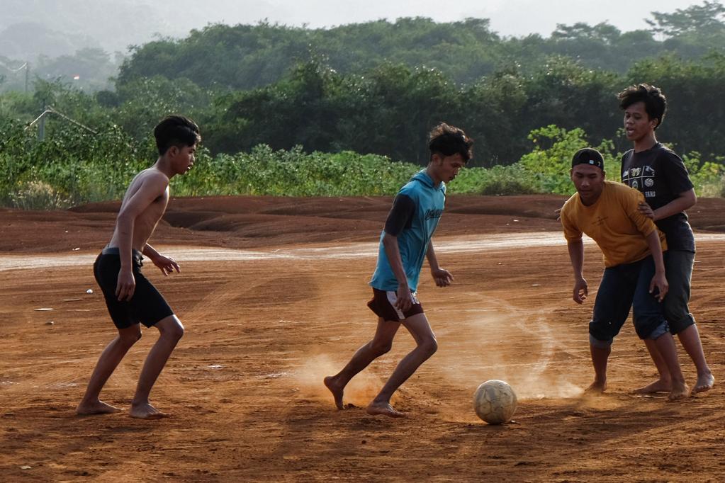 Aldeanos juegan fútbol descalzos en Rumpin, Indonesia