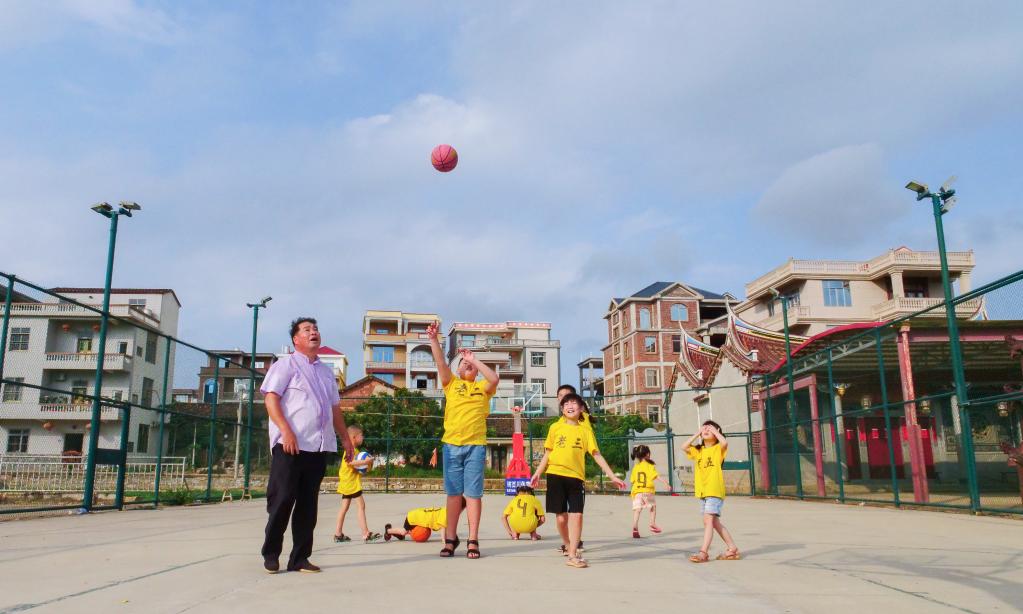 Fujian: Niños pasan vacaciones de verano en el campo