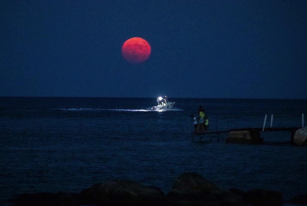 Luna llena en el cielo sobre Protaras, Chipre