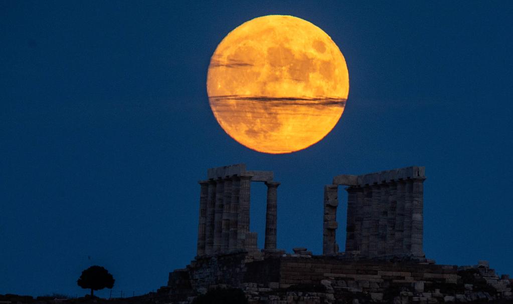 Luna llena sobre Templo de Poseidón en Cabo de Sunio, Grecia