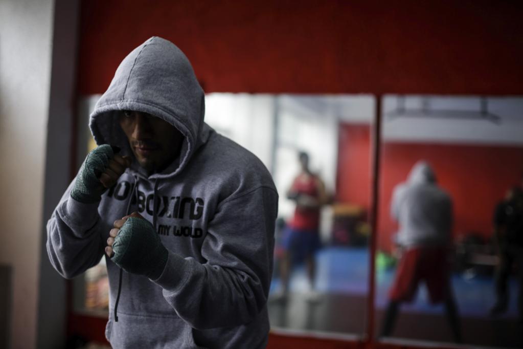 Boxeador mexicano participa en sesión de entrenamiento en la Ciudad de México