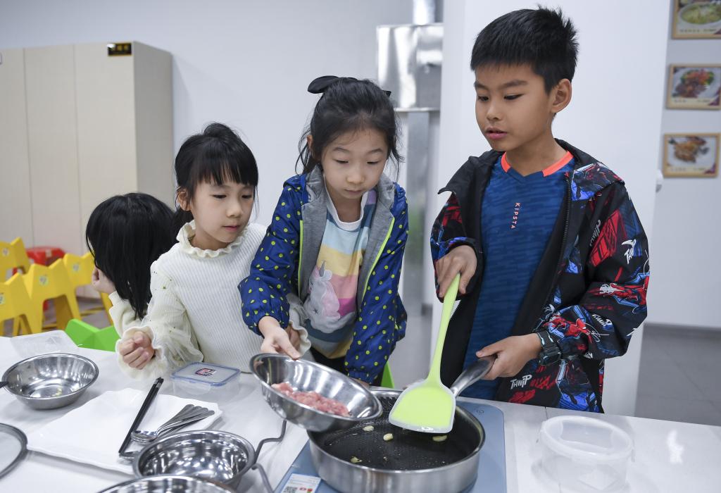 Guangdong: Alumnos aprenden a cocinar en centro de entrenamiento Peque&ntilde;o Chef en distrito de Shunde