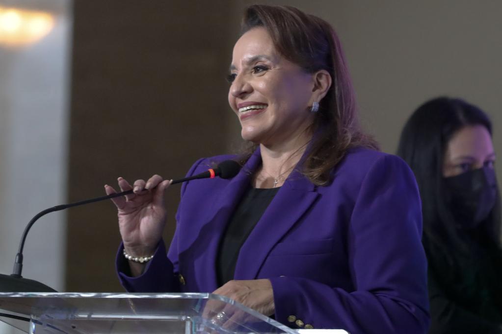 Xiomara Castro recibe credencial que la acredita como presidenta electa de Honduras