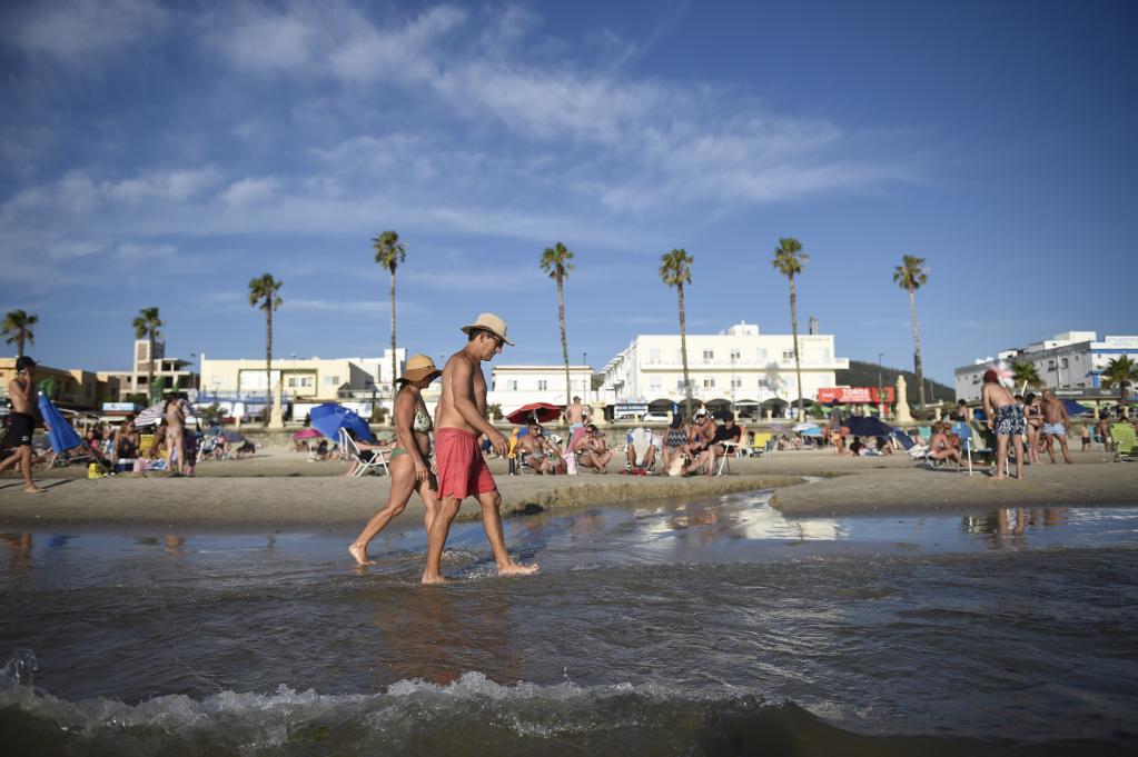 Uruguay: Personas disfrutan de su tiempo libre en playa en Piri&aacute;polis