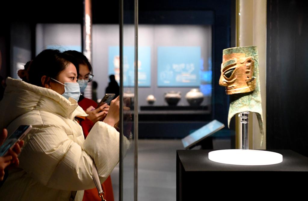 Turistas visitan el Museo de Henan en el tercer d&iacute;a de las vacaciones de A&ntilde;o Nuevo en Zhengzhou
