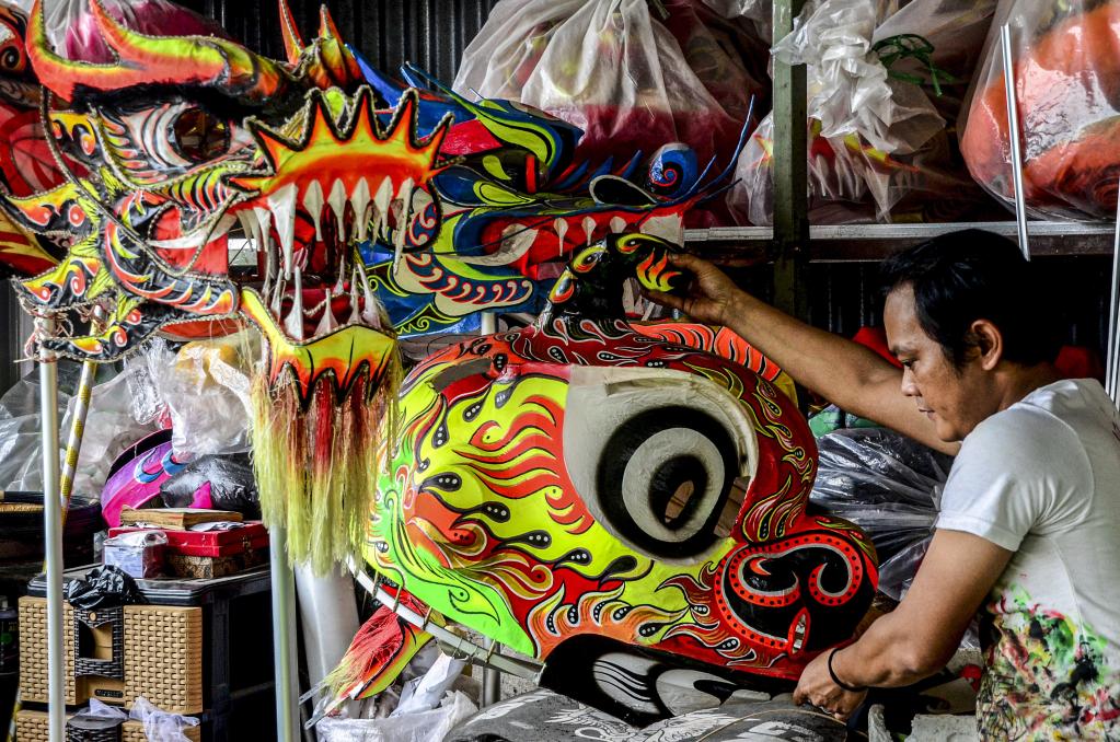 Trabajadores elaboran cabeza de león tradicional para la celebración del Año Nuevo chino en Bogor, Indonesia