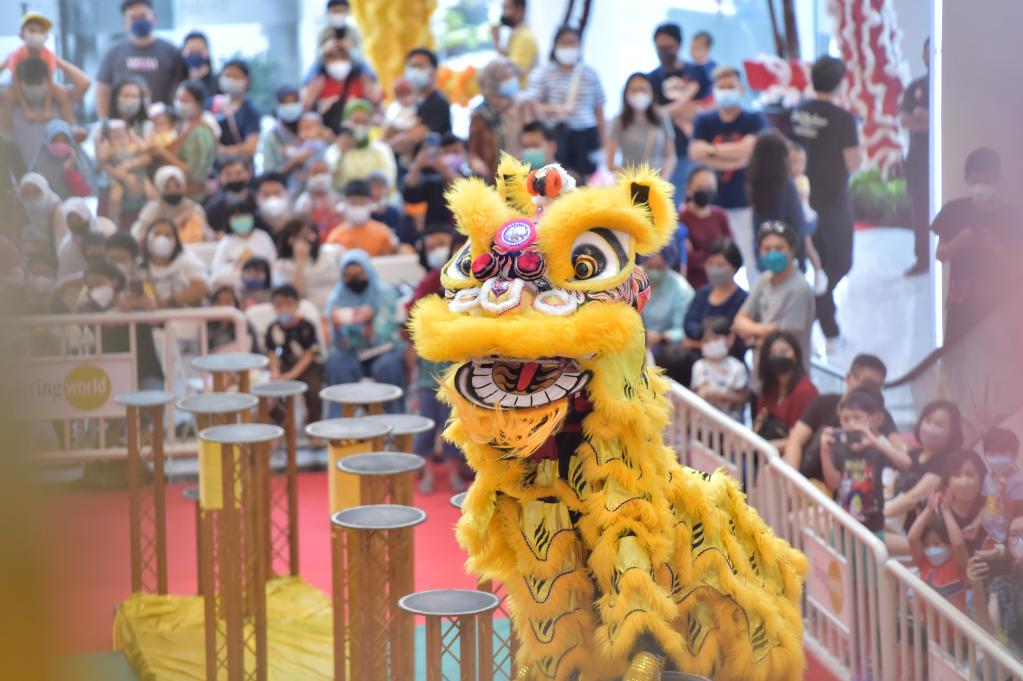 Artistas realizan danza del león para celebrar el próximo Año Nuevo Lunar chino en Tangerang del Sur, Indonesia