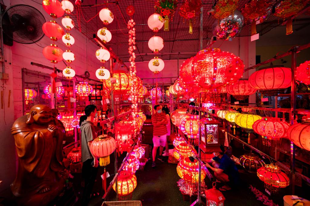 Personas compran decoraciones para el Año Nuevo chino en Kuala Lumpur, Malasia