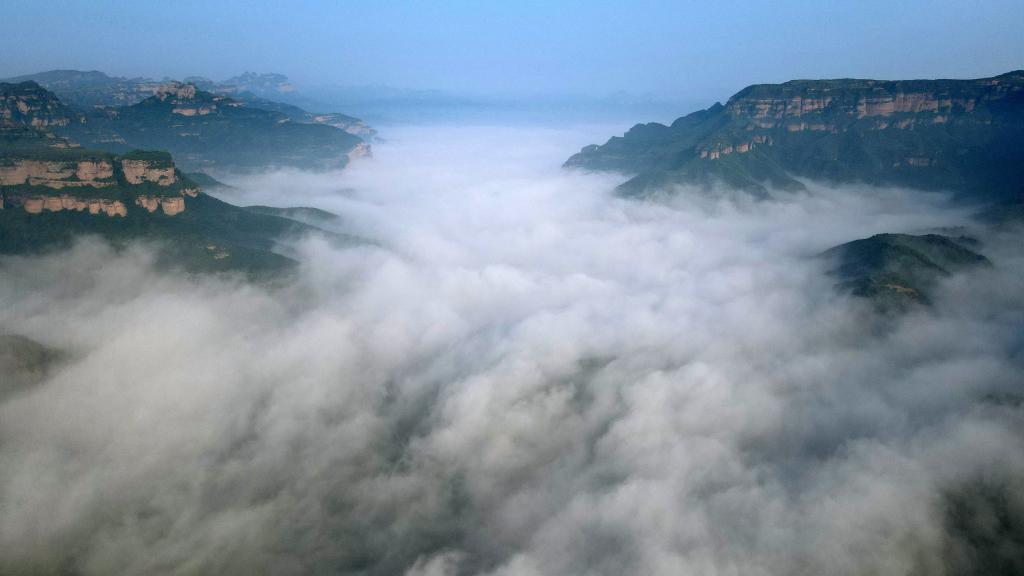 Hebei: Vista aérea de mar de nubes en montañas Taihang