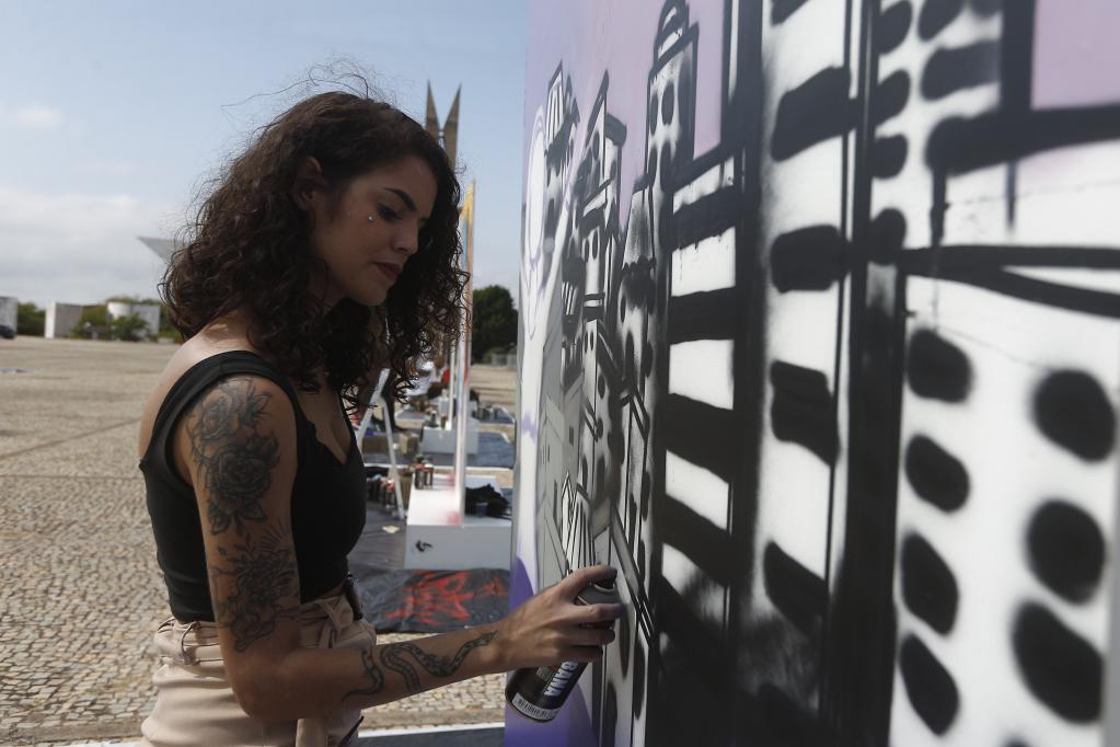 Artistas realizan grafitis sobre lienzos en Brasilia, Brasil