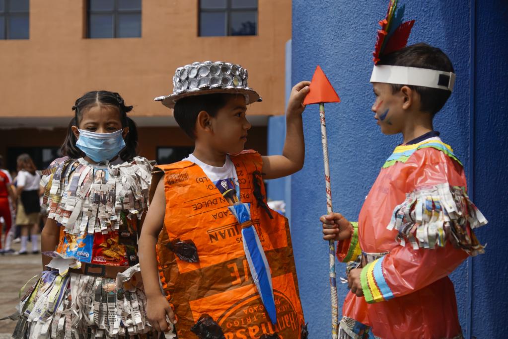 Desfile en el marco del Día Mundial del Reciclaje en El Salvador